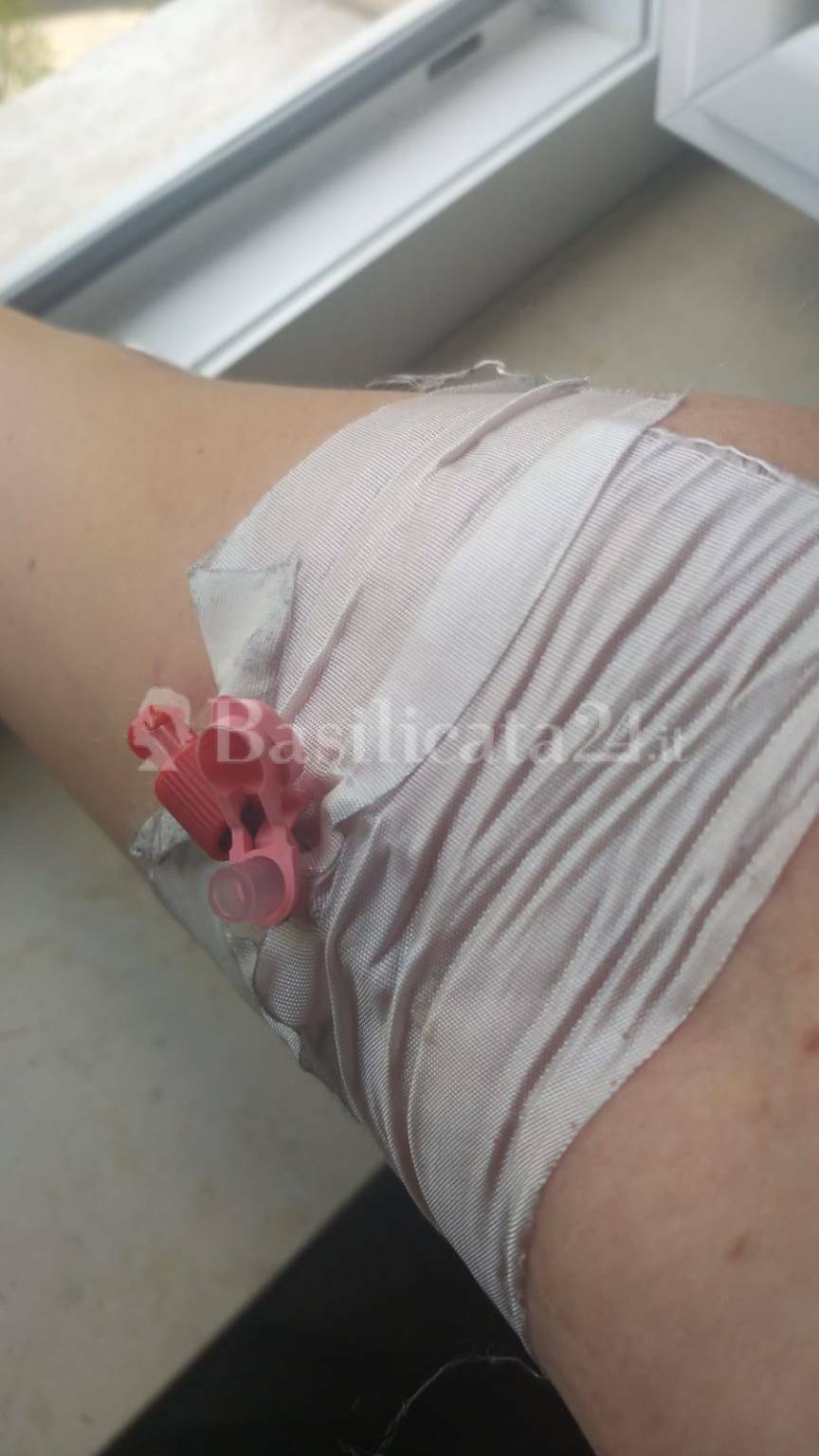 Ospedale San Carlo di Potenza: la dimettono con ago al braccio e sensori sul corpo