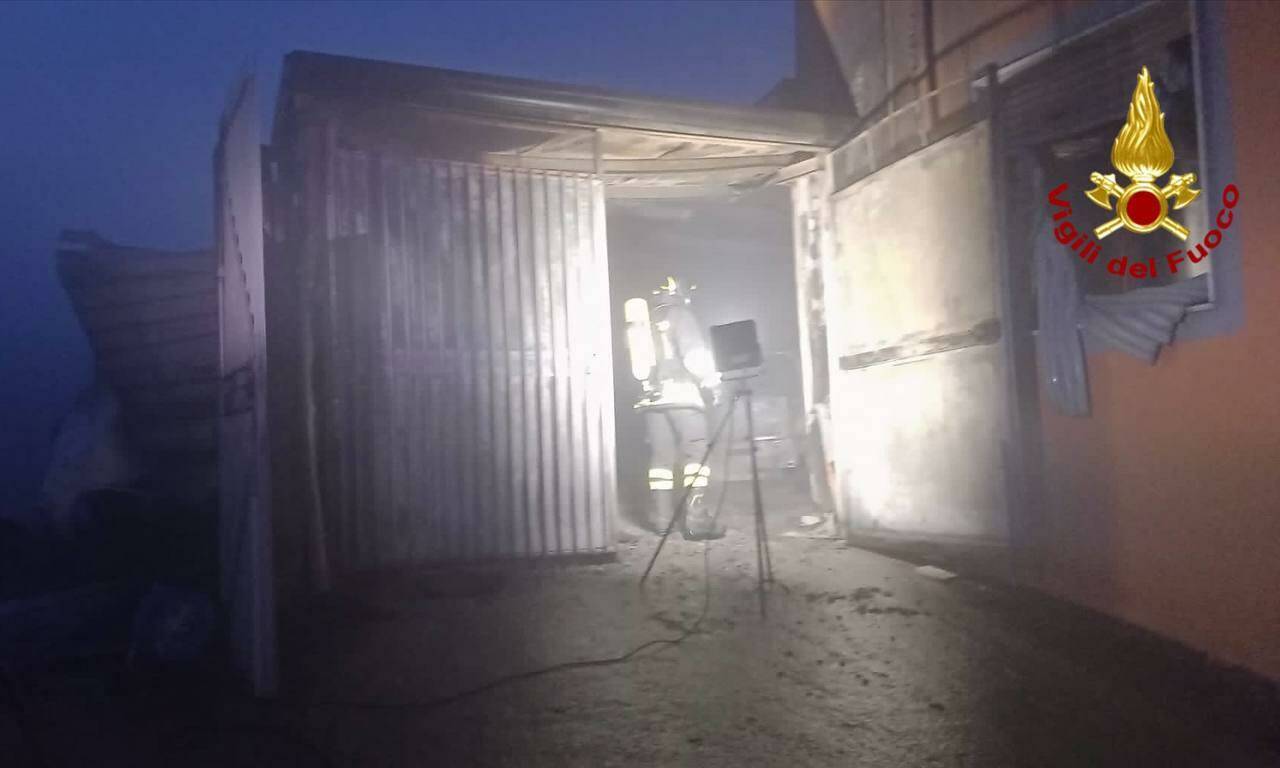 A fuoco garage a Rionero in Vulture: due auto avvolte dalle fiamme, evacuate due abitazioni