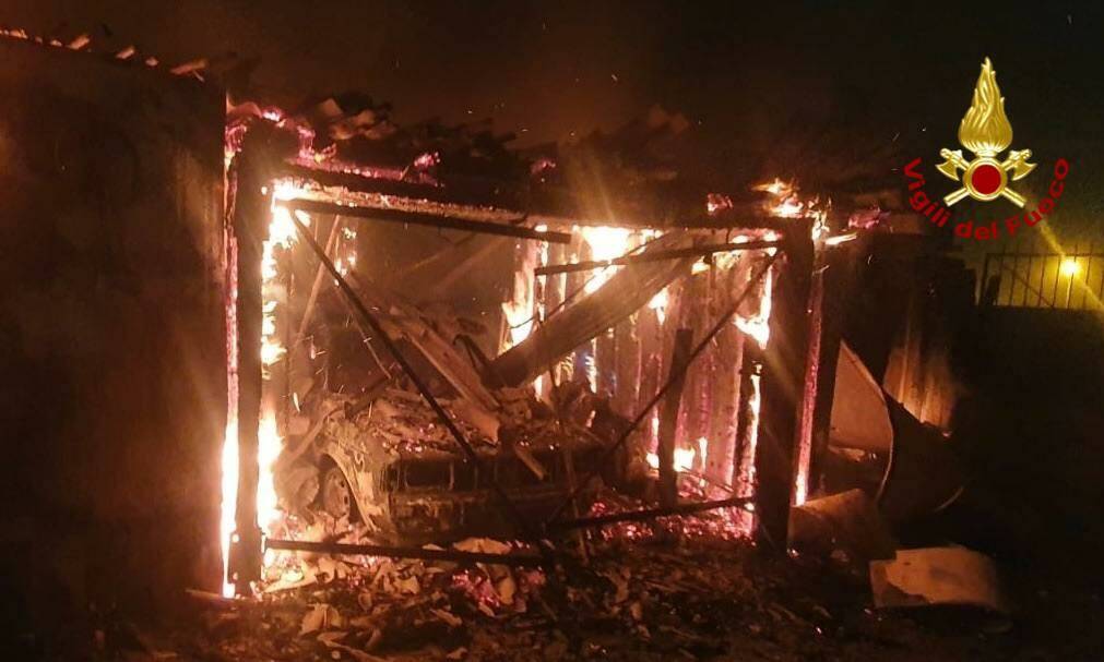 A fuoco garage a Rionero in Vulture: due auto avvolte dalle fiamme, evacuate due abitazioni