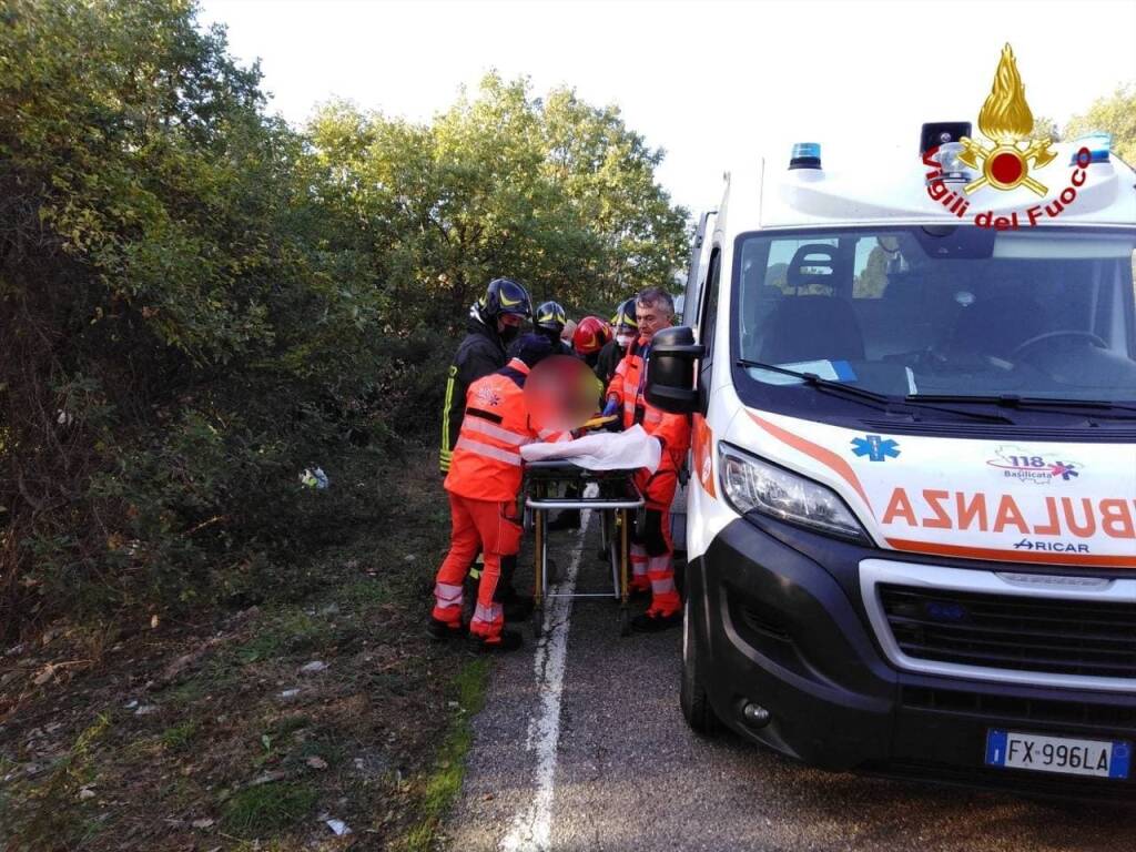 Auto fuori strada, un ferito sulla Fondovalle dell’Agri