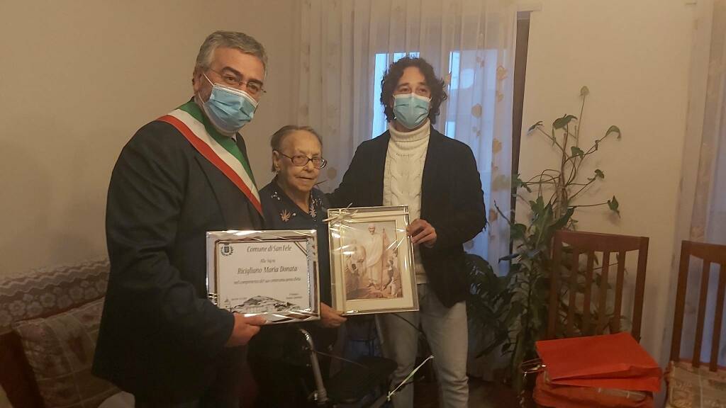 Nonna Maria Donata compie 100 anni, San Fele Festeggia