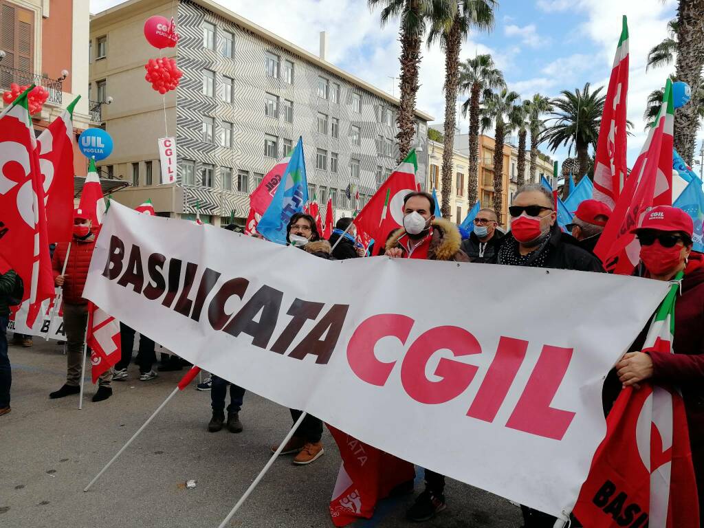 Sciopero generale Cgil e Uil, grande partecipazione della Basilicata a Bari