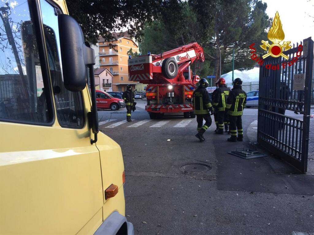 Potenza, cede il manto stradale: scuolabus recuperato dai vigili del fuoco