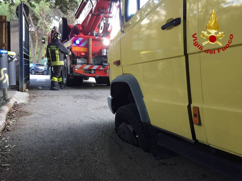 Potenza, cede il manto stradale: scuolabus recuperato dai vigili del fuoco