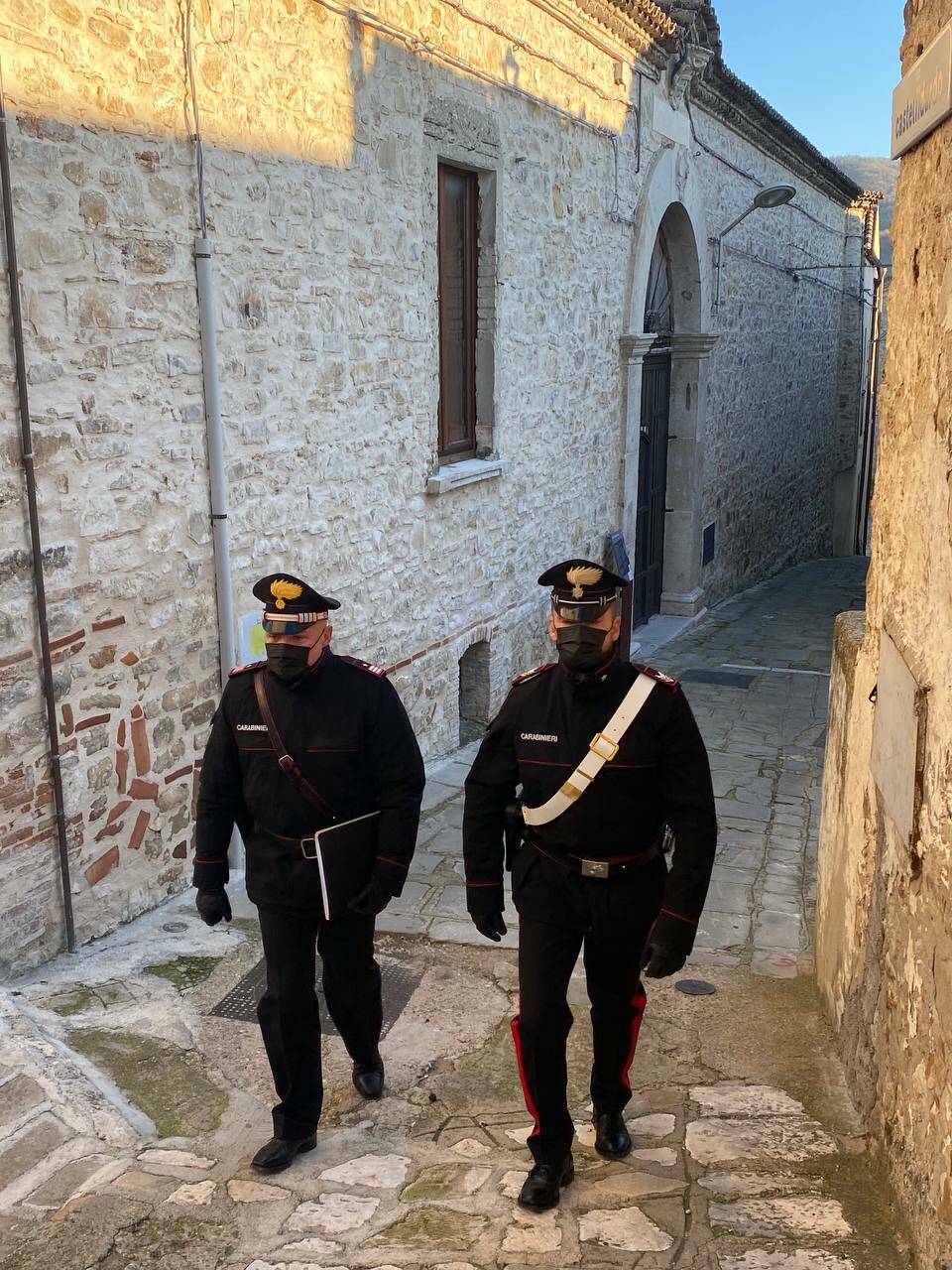 Tenta suicidio bevendo candeggina, salvato dai carabinieri nel Materano