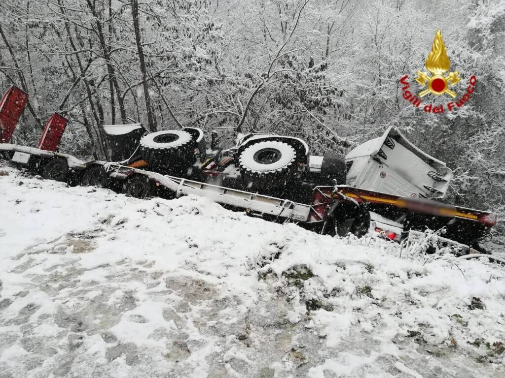 Neve nel Potentino: incidenti e veicoli bloccati, diversi gli interventi dei vigili del fuoco