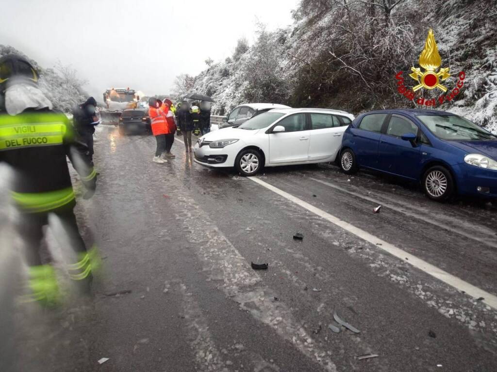 Neve nel Potentino: incidenti e veicoli bloccati, diversi gli interventi dei vigili del fuoco