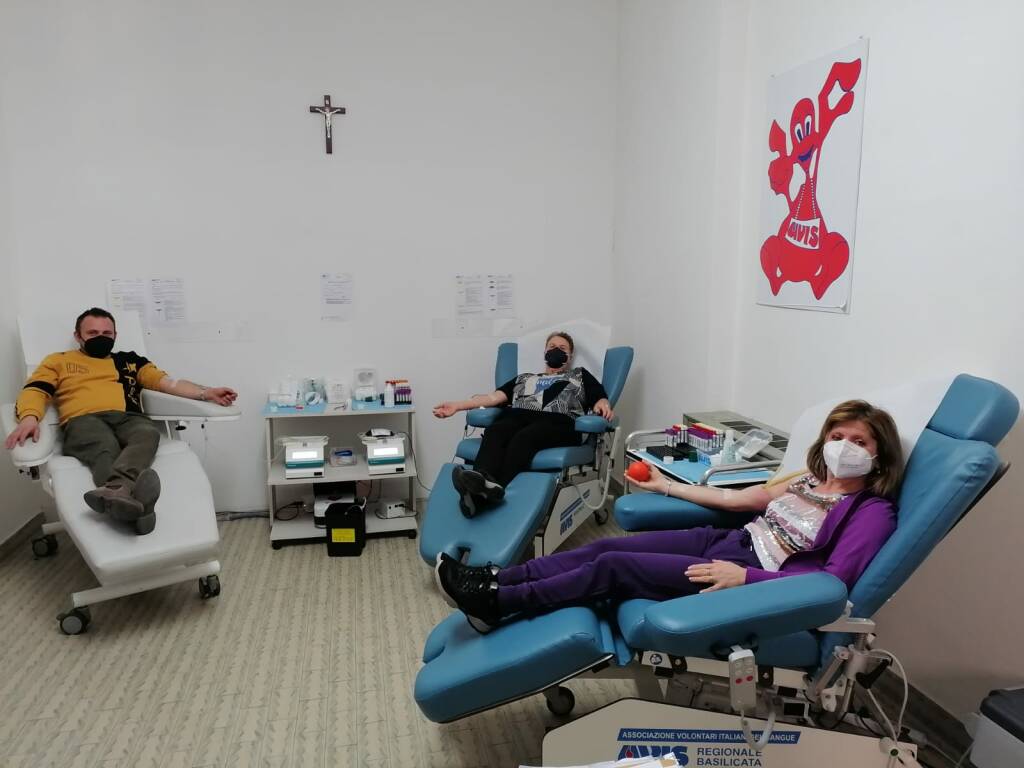 Avis: “Un’assurda campagna novax danneggia le donazioni di sangue”
