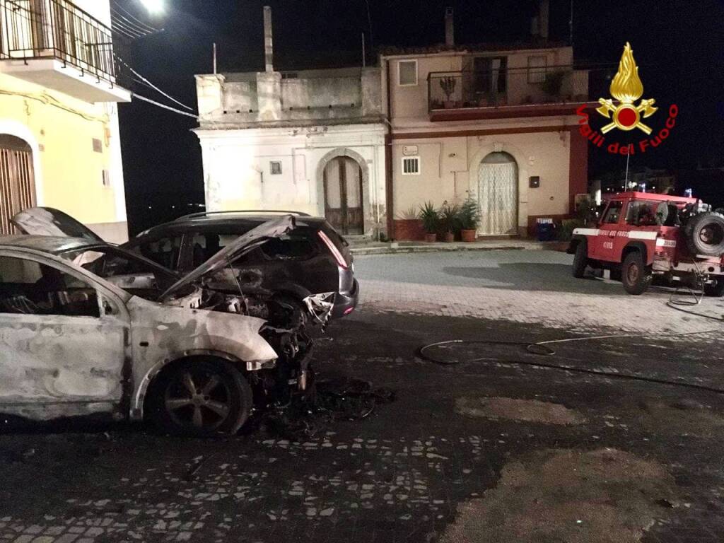 Notte di fuoco a Palazzo San Gervasio, tre auto in fiamme