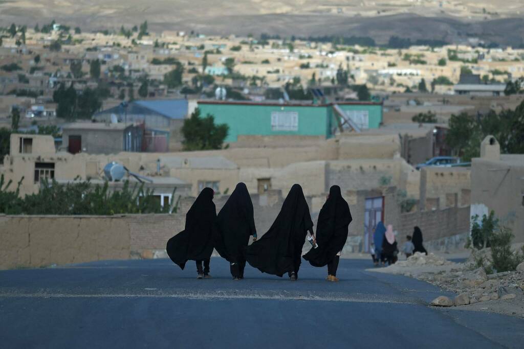 Donne afghane denunciano: i talebani vietano di indossare i sandali