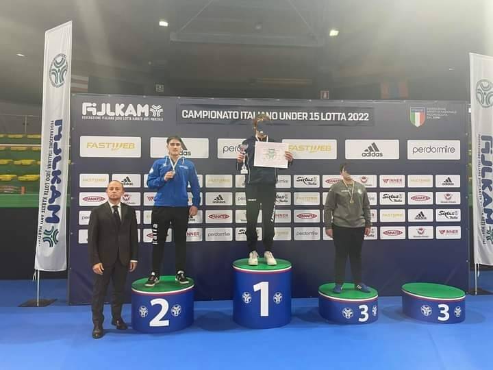 Christian Coviello sul podio delle finali del campionato italiano di lotta under 15