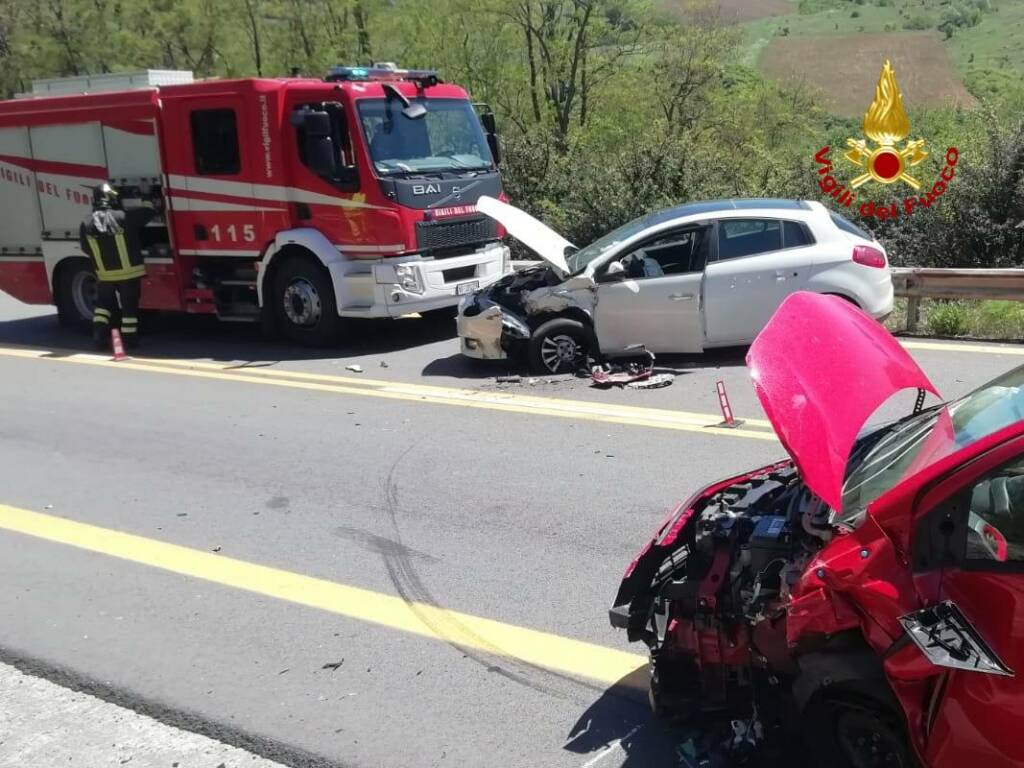 Incidente sul Raccordo autostradale a Tito, quattro feriti