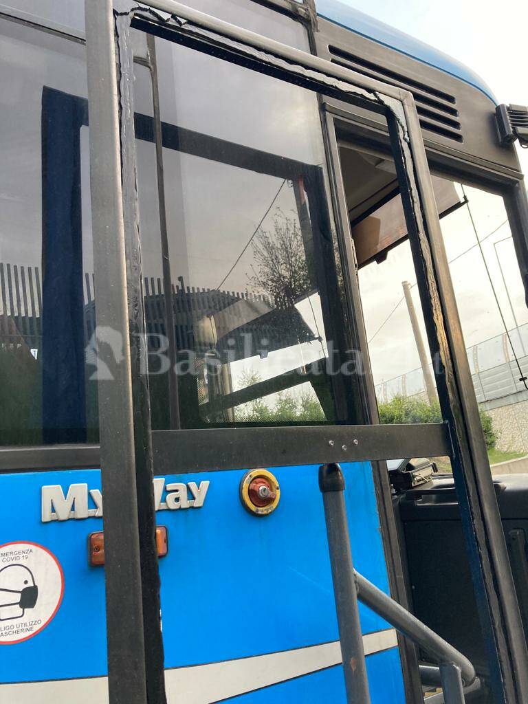 Paura a bordo di un autobus sulla linea Potenza-Lagonegro: scoppia vetro della porta anteriore