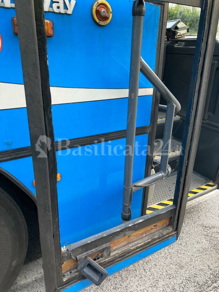 Paura a bordo di un autobus sulla linea Potenza-Lagonegro: scoppia vetro della porta anteriore