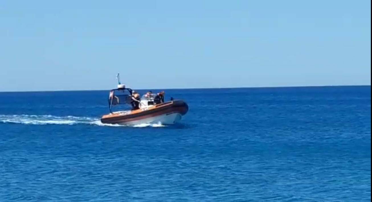 Bimba di quattro anni alla deriva con il canotto, salvata dalla Guardia costiera di Maratea