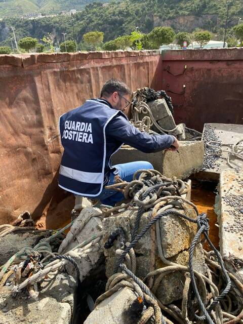 La Guardia Costiera di Maratea rimuove manufatti per l’ormeggio abusivo delle barche