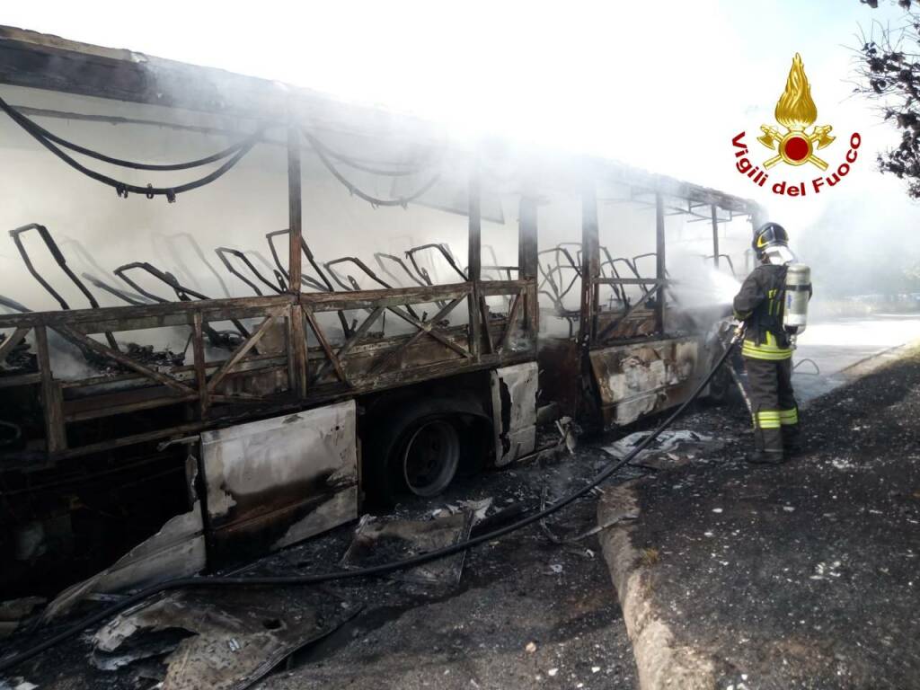 Potenza, autobus in fiamme: evitato il peggio
