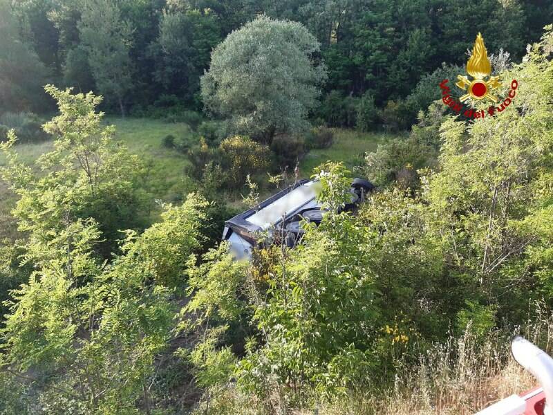Incidente a Episcopia, camion nel fiume: un ferito