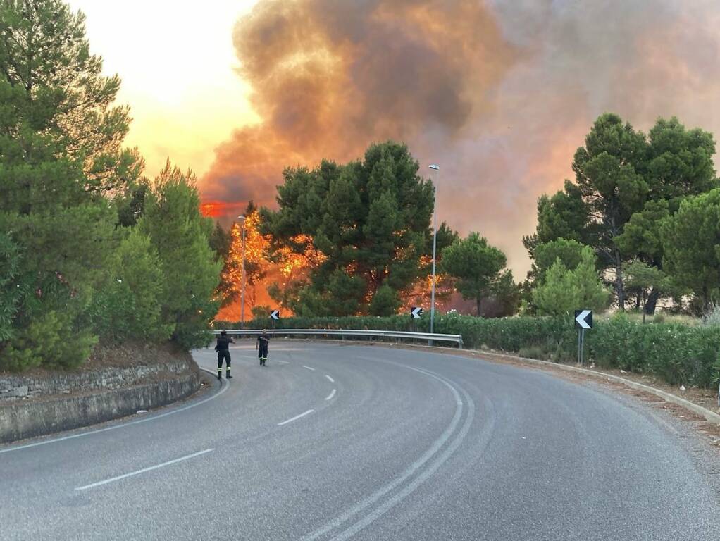 Incendi, a Pisticci situazione critica: fiamme alle porte della città