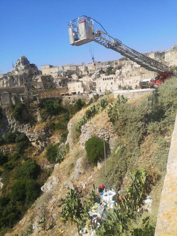 Matera, abbandono illecito di rifiuti: ripulita area Sassi di via Madonna delle Virtù