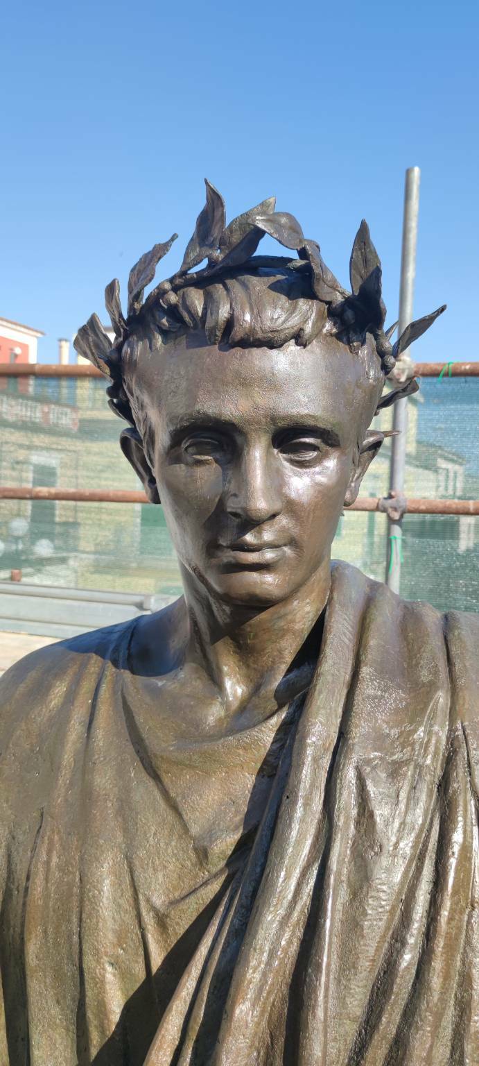 Venosa, restaurata la statua di Orazio Flacco