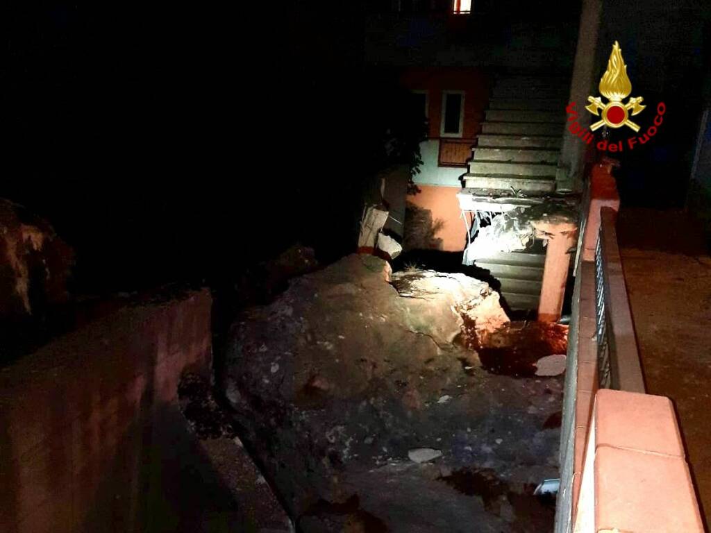 Caduta massi rocciosi a Pescopagano: evacuate 5 famiglie