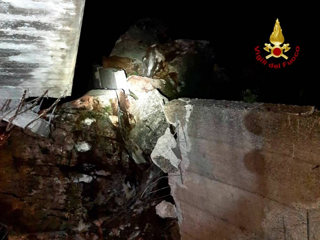 Caduta massi rocciosi a Pescopagano: evacuate 5 famiglie