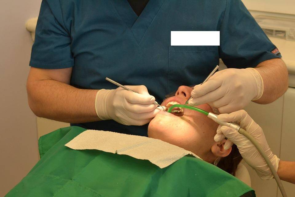 Inala ago dal dentista, 45enne materana operata d’urgenza a Bari