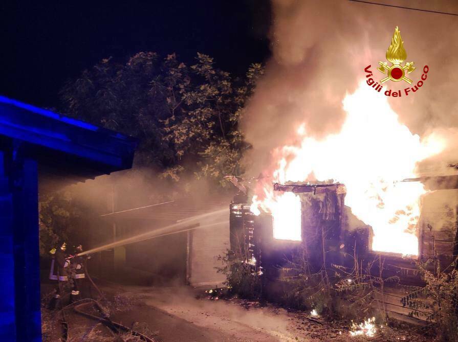 Potenza, incendio distrugge un prefabbricato a Bucaletto