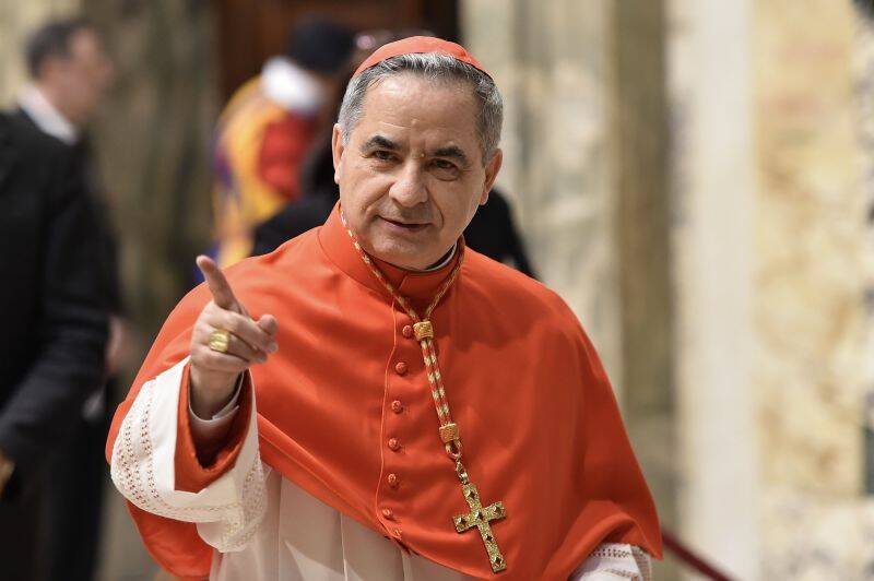 Vaticano, cardinale Becciu indagato per associazione a delinquere