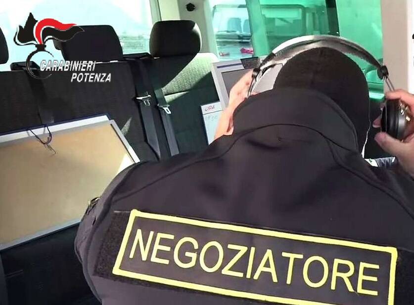 Donna si barrica in casa, a Lauria intervengono i negoziatori dei carabinieri