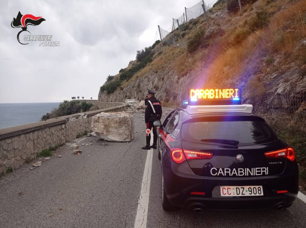 Frana a Maratea, strada chiusa. Il sindaco “Situazione gravissima”