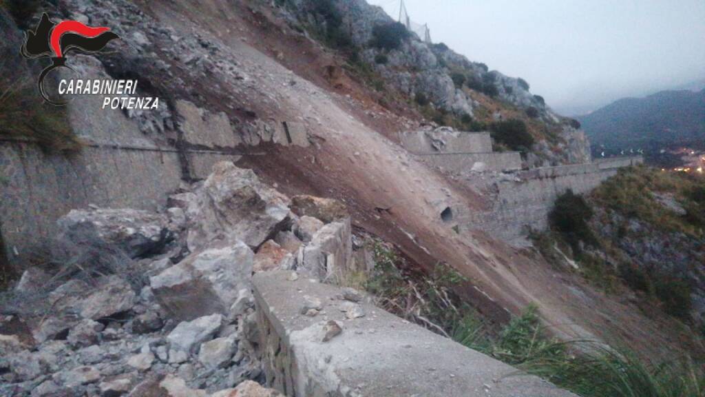 Frana a Maratea, strada chiusa. Il sindaco “Situazione gravissima”