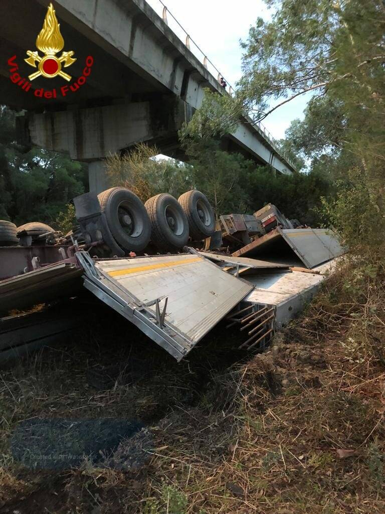 Autoarticolato precipita da viadotto, un morto in provincia di Matera