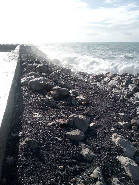 Mareggiata a Maratea, il grido di allarme dei pescatori: “Serve intervento di somma urgenza”