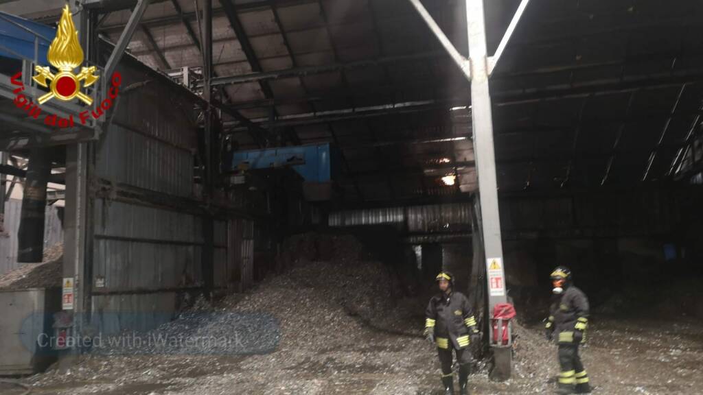 Incendio di materiale plastico in un capannone a Ferrandina