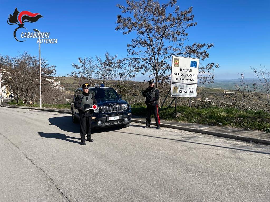 Oppido Lucano: Tre malviventi in fuga bloccati dai Carabinieri e denunciati