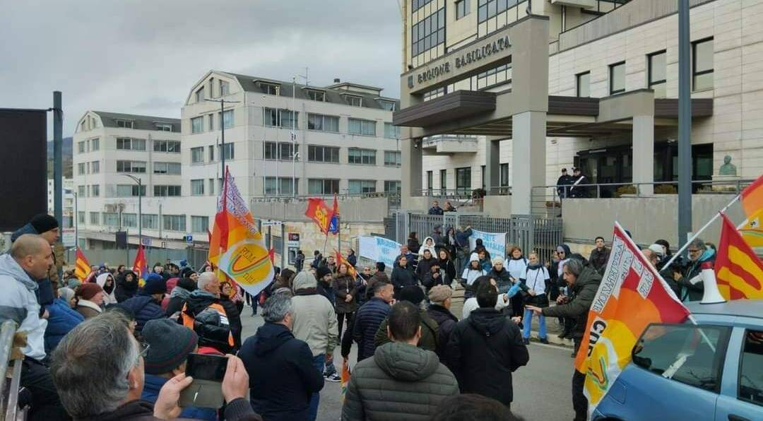 Rmi e Tis, la lotta non si ferma: lavoratori e lavoratrici annunciano nuova mobilitazione