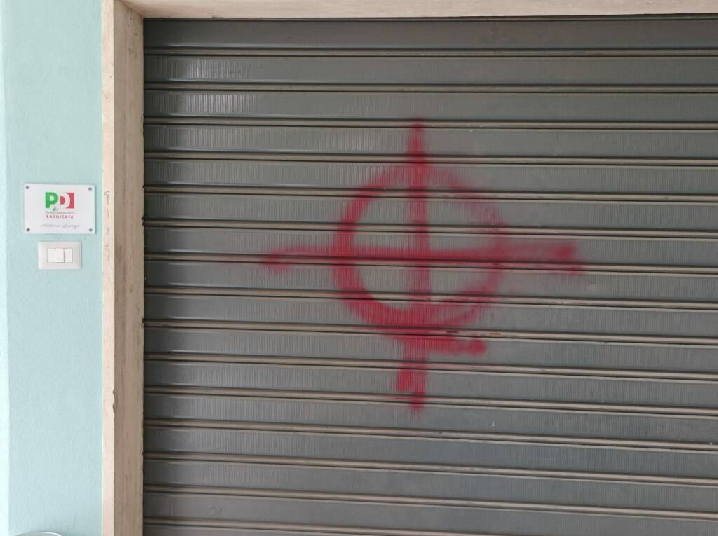 Simboli neofascisti a Potenza, Amendola (Pd): “Gesto vile”