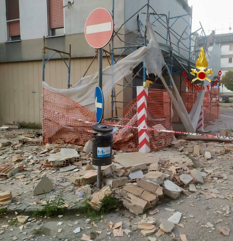 Crolla intonaco di uno stabile, a Matera evacuate 8 famiglie