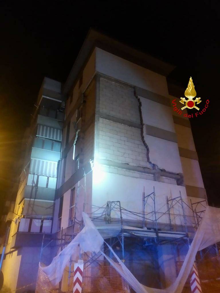Crolla intonaco di uno stabile, a Matera evacuate 8 famiglie
