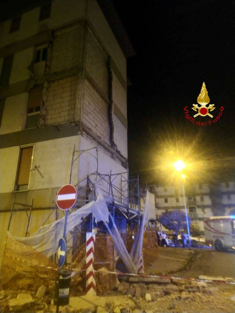 Crolla intonaco di uno stabile, a Matera evacuate 8 famiglie