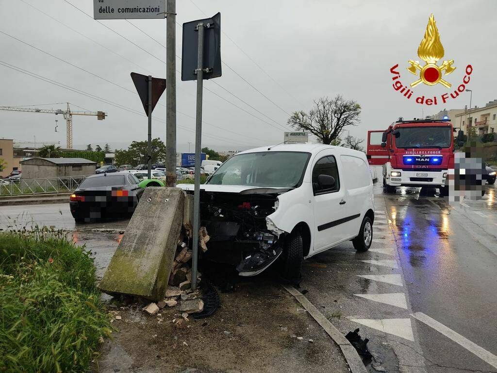 Matera, incidente stradale: due feriti lievi