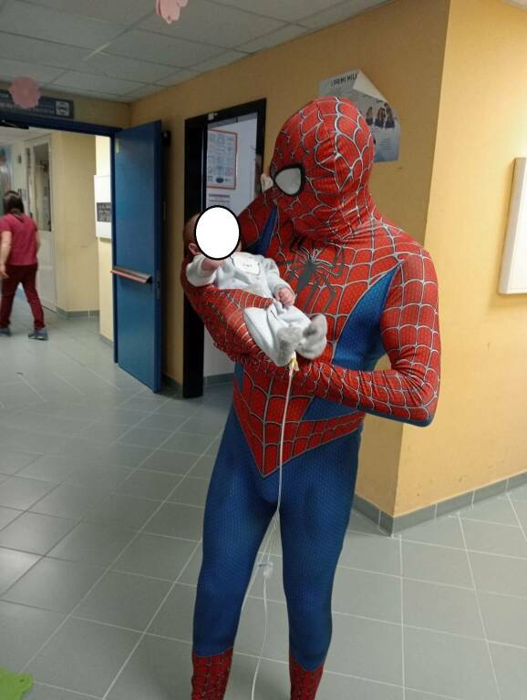 Supereroi, Spiderman incontra i piccoli pazienti dell’ospedale di Matera