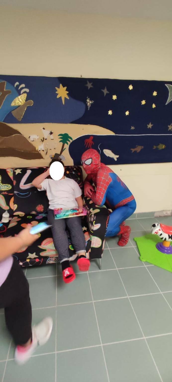 Supereroi, Spiderman incontra i piccoli pazienti dell’ospedale di Matera