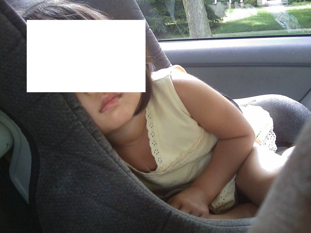 Bambina di 10 mesi dimenticata in auto sotto il sole dalla babysitter, la mamma la trova morta dopo 5 ore