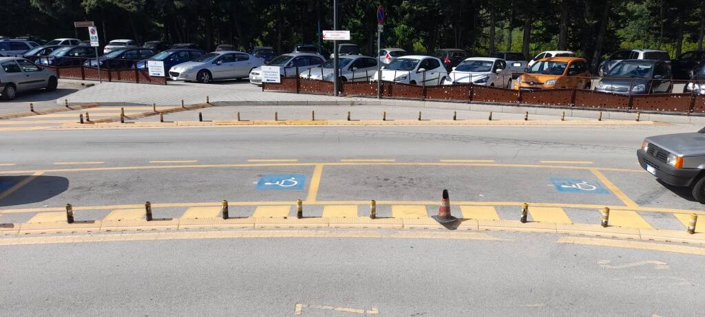 Sanzionato dipendente del San Carlo: usava pass di un morto per parcheggiare nell’area riservata ai disabili