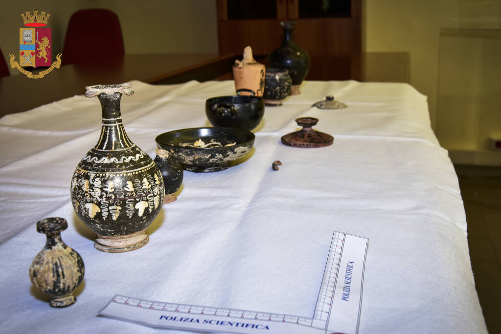 Reperti archeologici rubati, la Polizia di Matera restituisce 10 manufatti alla Sovrintendenza