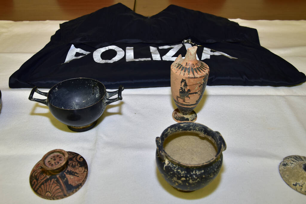 Reperti archeologici rubati, la Polizia di Matera restituisce 10 manufatti alla Sovrintendenza