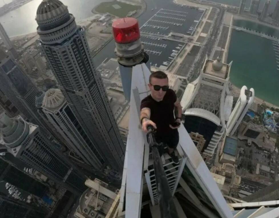 Morto per un selfie: scala grattacielo e vola dal 68esimo piano